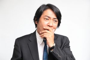 驚く人